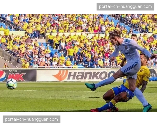 特写：职业生涯最后一季，纳瓦斯在皮斯胡安球场接受全队列队致敬。