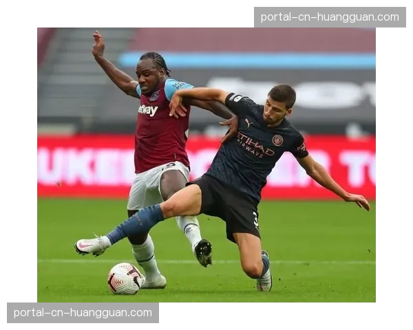 赛后谢场,即将离队的西汉姆联老将安东尼奥收到主场球迷起立鼓掌 赛后谢场,即将离队的西汉姆联老将安东尼奥收到主场球迷起立鼓掌